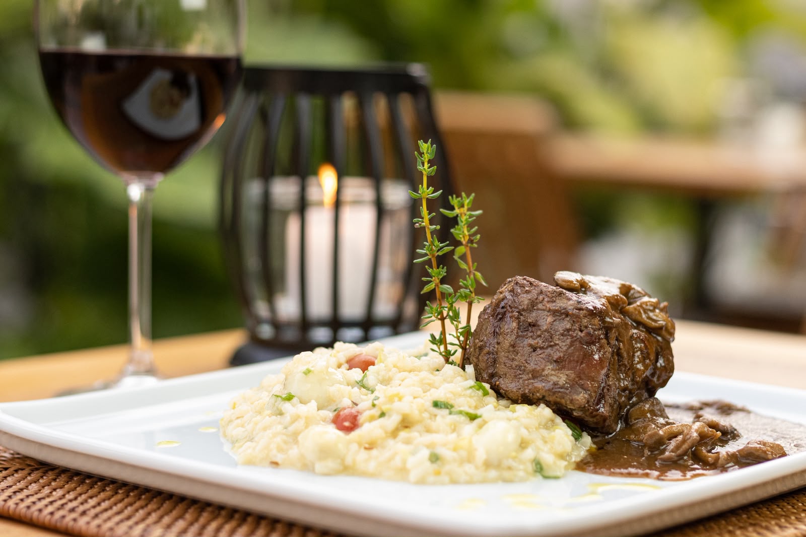 Filé mignon com risoto e cogumelos