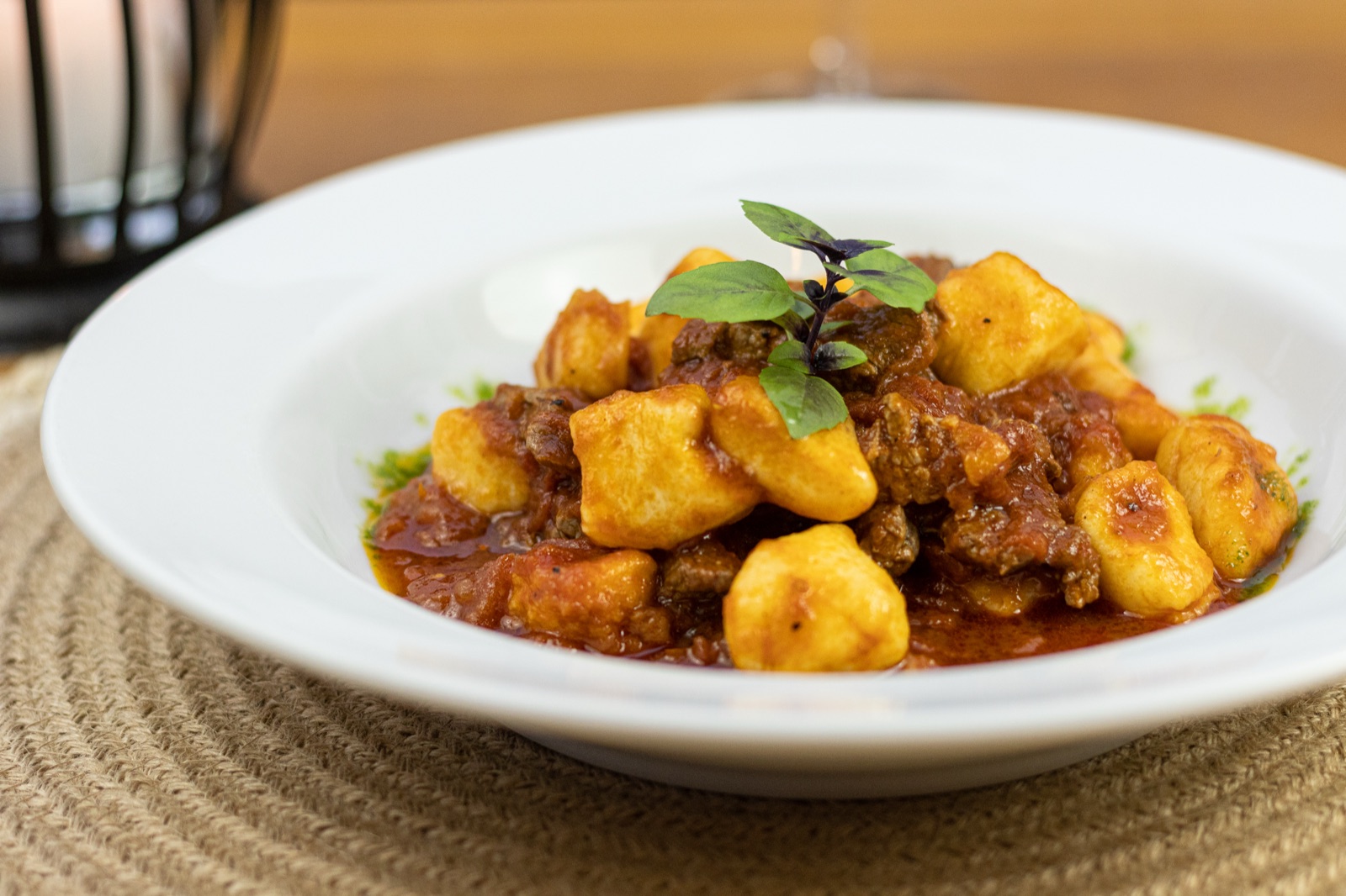 Nhoque ao ragu de carne com manjericão