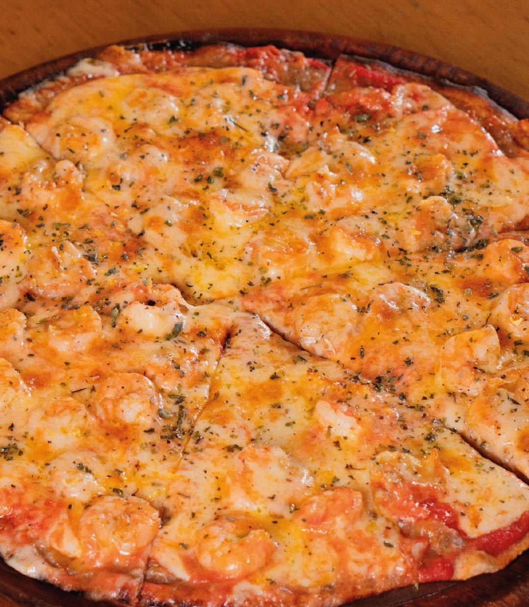 Pizza de camarão saindo do forno a lenha do Mundo Selvagem