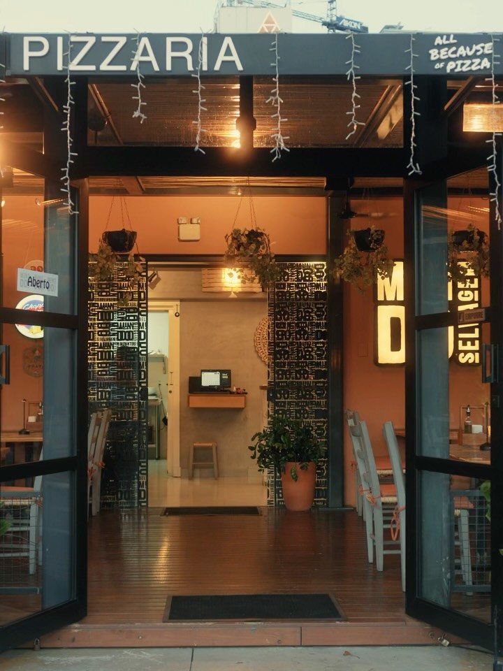 Fachada da pizzaria do Mundo Selvagem ao entardecer