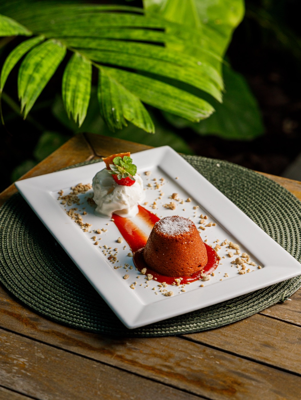 Sobremesa da casa com sorvete e calda de frutas vermelhas